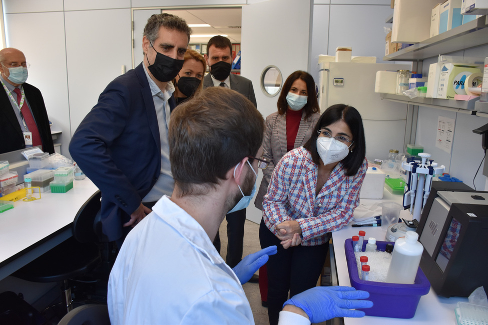 Carolina Darias, ministra de Sanidad del Gobierno de España, ha visitado el Instituto de Investigación Contra la Leucemia Josep Carreras para apoyar la investigación y el tratamiento de la leucemia