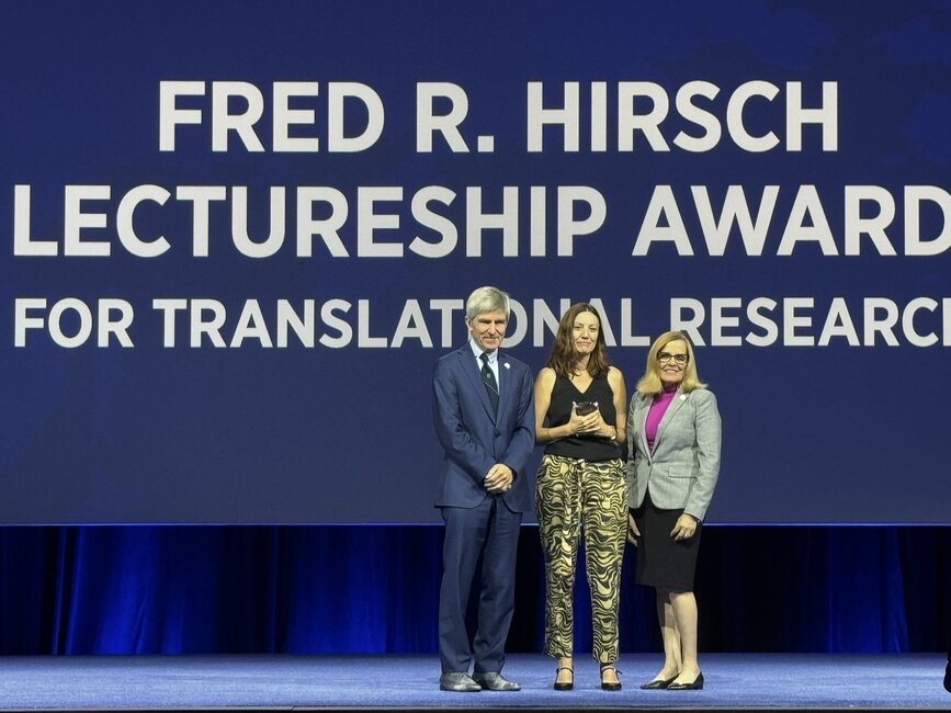 La Dra. Montse Sanchez-Cespedes rep el premi Fred R. Hirsch en Medicina Traslacional